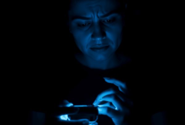 Nocne sprawdzanie telefonu i lęk bliskich osoby uzależnionej