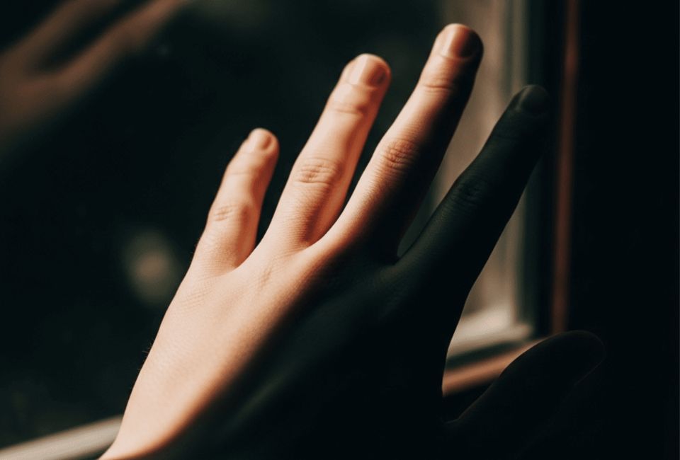 Tęsknota emigranta - dłoń na szybie