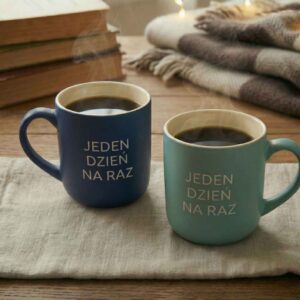 Ceramiczne kubki z napisem "Jeden Dzień Na Raz" – codzienne przypomnienie o filozofii małych kroków w drodze do trzeźwości.