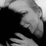 Artystyczny, czarno-biały portret kobiety w chwili wyciszenia – symbol odzyskanego spokoju dla bliskich osób uzależnionych.